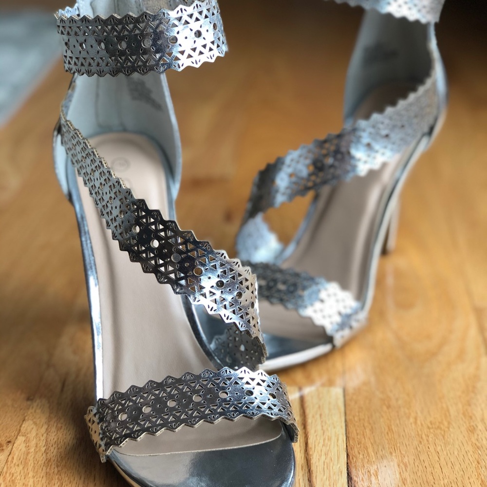 NWT- Women’s Silver Heel